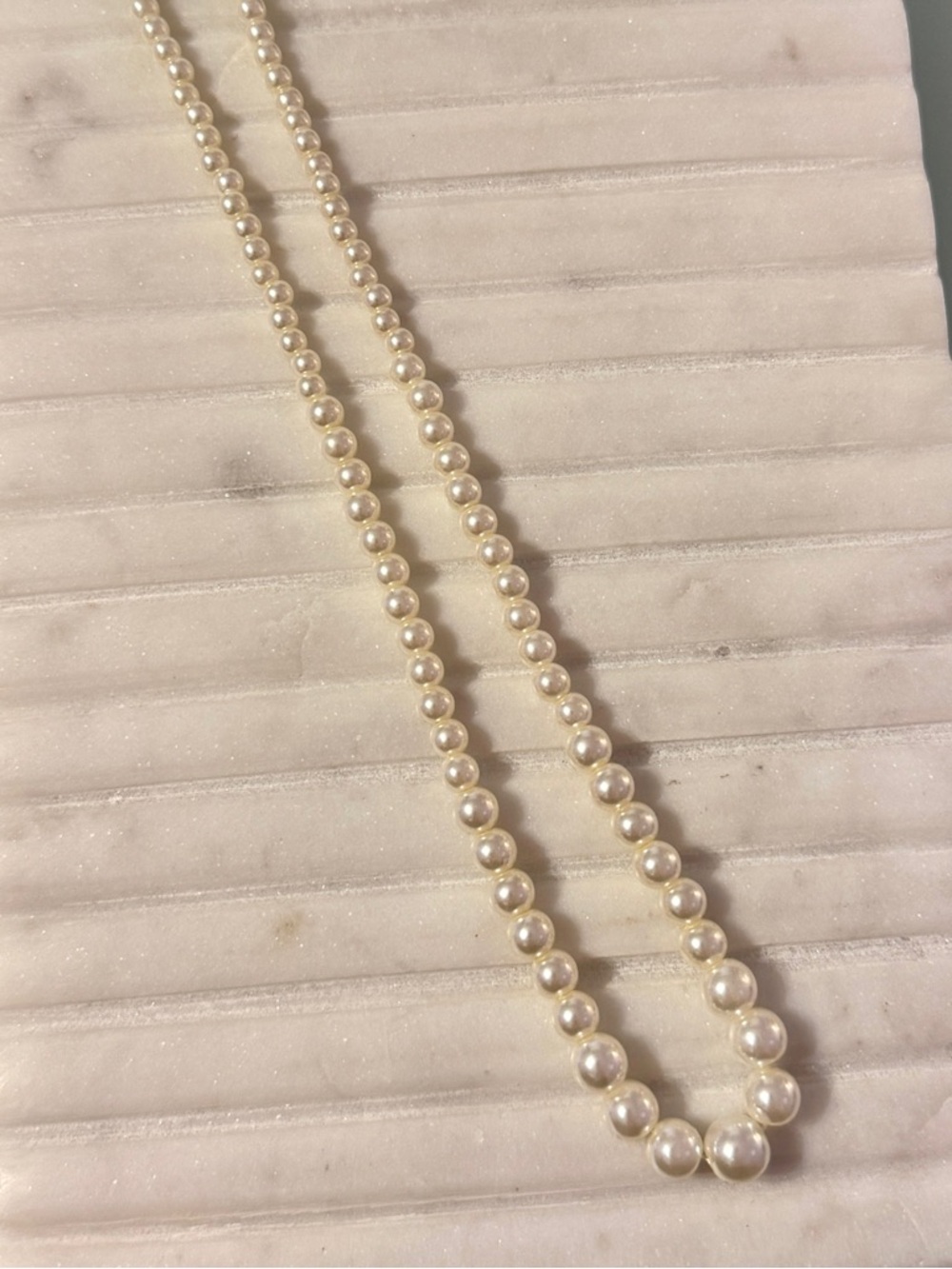 Graduated Strand of Cream- Coloured Pearls (Costume jewelry)